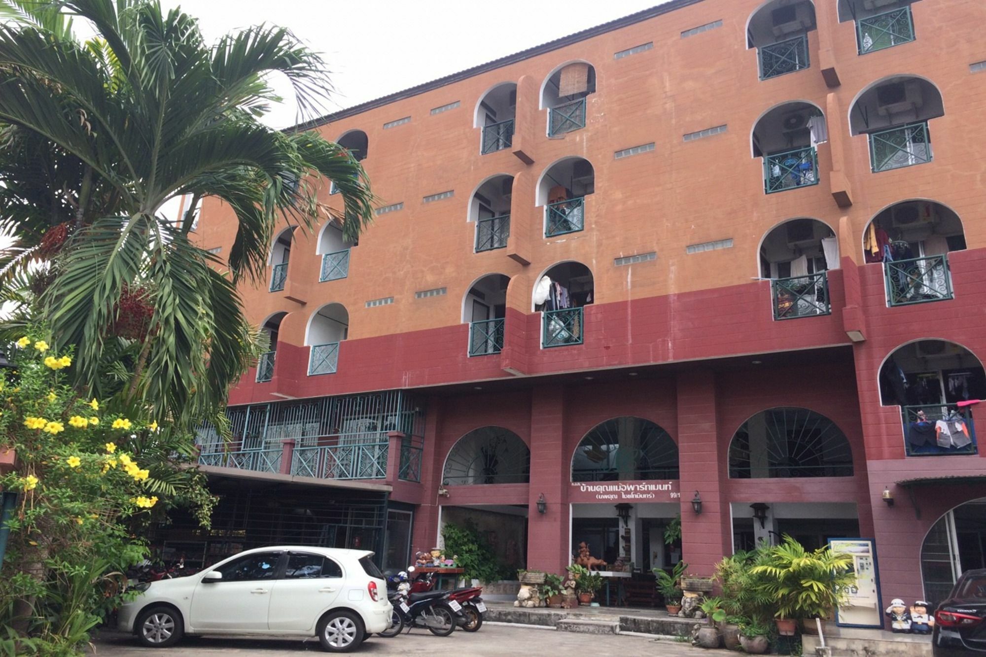 Baan Khun Mae Apartment Bangkok Buitenkant foto