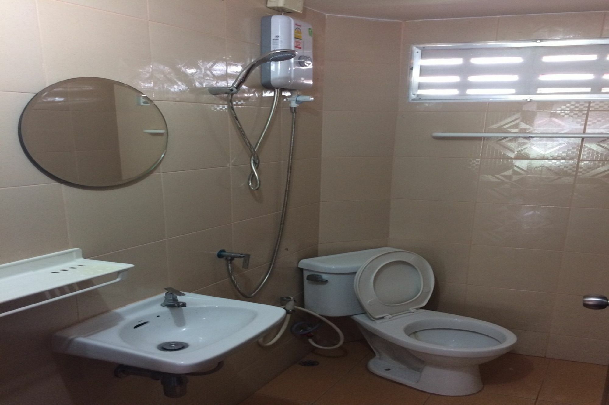 Baan Khun Mae Apartment Bangkok Buitenkant foto